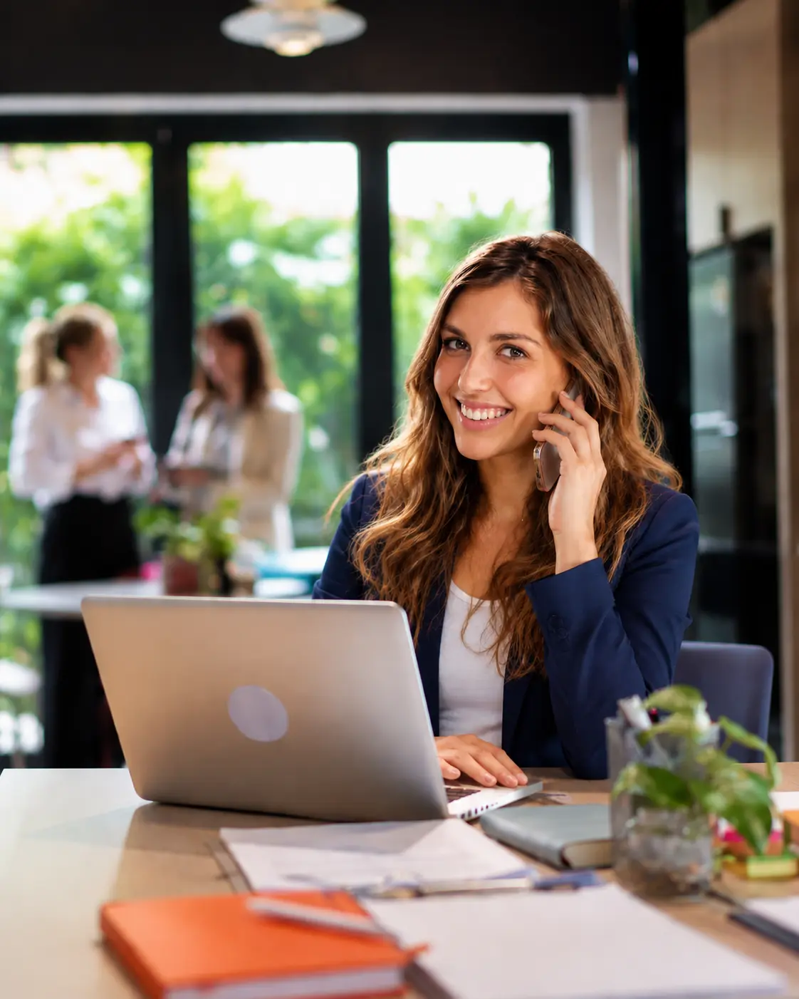 Una cliente chiama dall'ufficio con lo smartphone