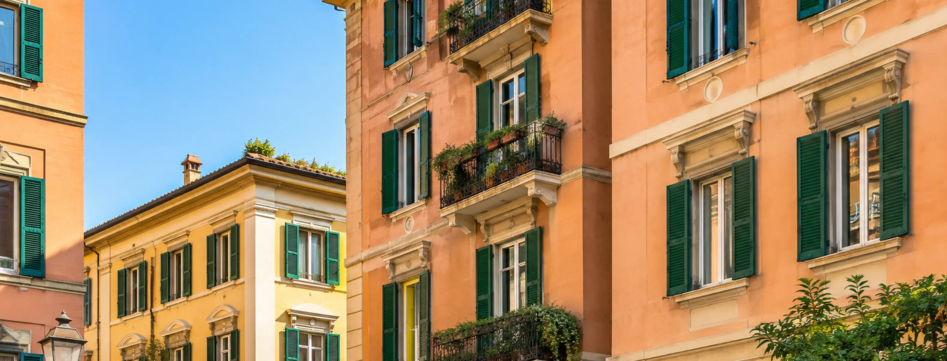 Facciate di palazzi condominiali italiani con persiane verdi e balconi fioriti