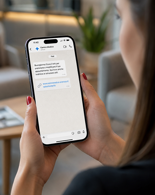 Una cliente legge su WhatsApp il messaggio automatico con il link per prenotare